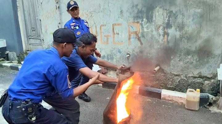 Petugas Damkar Ciledug, Kota Tangerang tengah melakukan pelatihan penanggulangan kebakaran, dengan sasaran pelaku Usaha Mikro Kecil Menengah (UMKM) yang sehari-hari berinteraksi dengan produksi masak memasak.