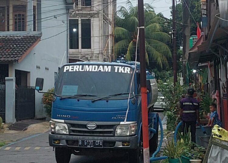 Warga Kasuari Raya PWS, Desa Margasari, Kecamatan Tigaraksa, Kabupaten Tangerang, saat mendapatkan banruan air dari Perumdam TKR.