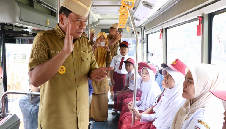 Pemkab Tambah Empat Zona Baru Layanan Angkutan Sekolah Gratis Bupati Tangerang, Moch. Maesyal Rasyid, tampak menyapa siswa yang memanfaatkan program Layanan Angkutan Sekolah Gratis.