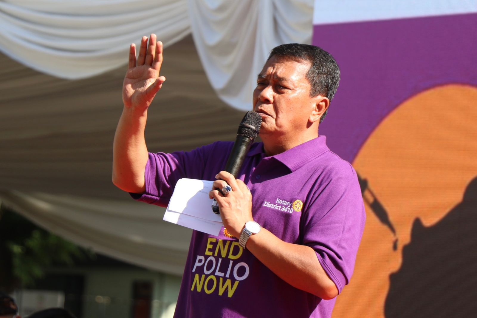 Pemkab Tangerang Komitmen Tuntaskan Cakupan Imunisasi Polio upati Tangerang, Moch. Maesyal Rasyid tengah memberikan sambutan di acara Peringatan Hari Polio Sedunia (World Polio Day) Tahun 2025 di Halaman Parkir Supermall Karawaci Kelapa Dua, Minggu (26/10).