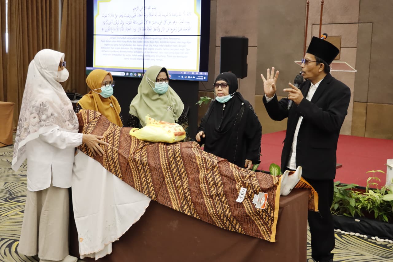 Suasana Pelatihan Petugas Pemulasaraan Jenazah Tahun 2025 yang berlangsung di salah satu hotel di Kecamatan Kelapa Dua, Rabu (29/10).
