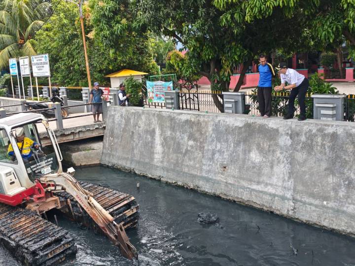 Lurah Jurumudi Baru Abdul wahab (kanan) melakukan monitoring pembersihan normalisasi Kali Songsit Kelurahan Jurumudi Baru, Kecamatan Benda, Kota Tangerang, Kamis (23/10).
