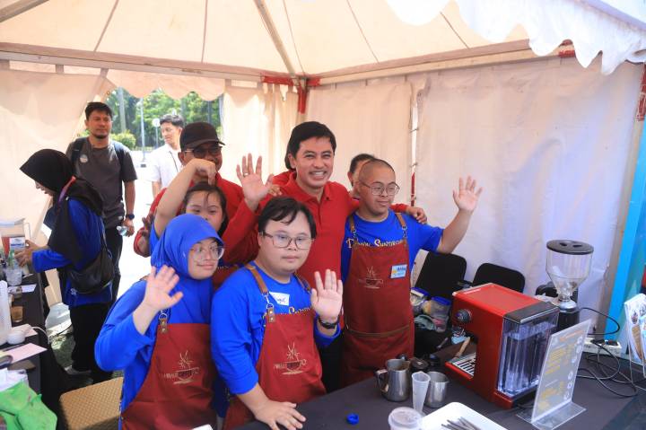 Pemkot Tangerang Teguhkan Langkah Wujudkan Bebas Pasung Wakil Menteri Kesehatan RI, Dante Saksono dan Wali Kota Tangerang, Sachrudin, foto bersama anak disabilitas di Taman Electric, Kota Tangerang pada Kamis (30/10).