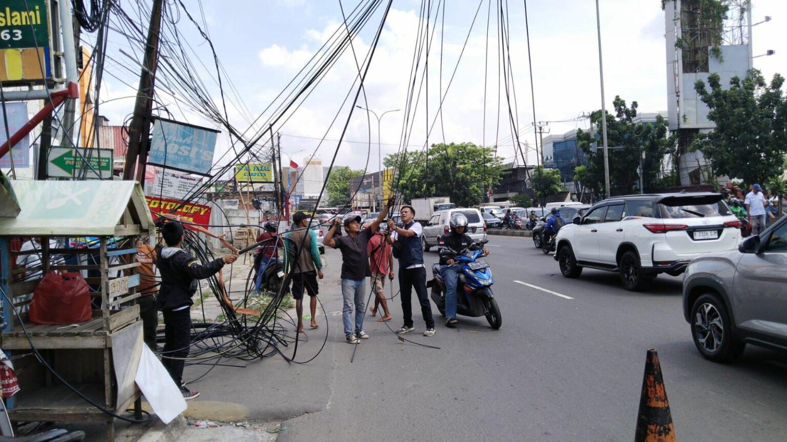 Pemkot Tamgsle lakukan pbingkarka tiang kabel yang sudah miring di Serpong, Rabu (22/10).