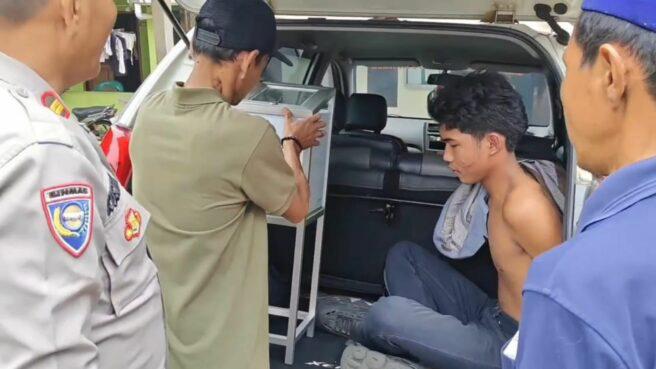 Pemuda Maling Kotak Amal Babak Belur Digebuki Warga Seorang pemuda berinisial DR (20) menjadi bulan-bulanan warga setelah tertangkap mencuri kotak amal di Musala Nurul Iman, Kelurahan Serua, Kecamatan Ciputat.