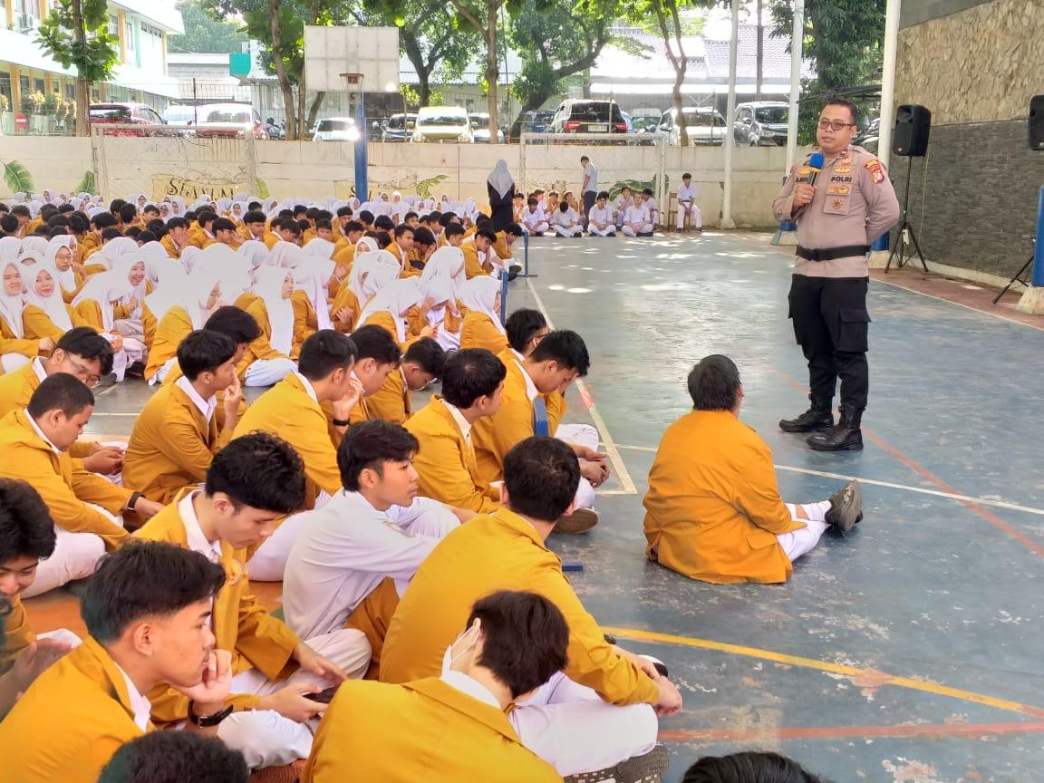 Penyuluhan Di SMA Muhammadiyah 25 Pamulang, Polisi Ingatkan Siswa Hindari Bullying Satuan Pembinaan Masyarakat (Sat Binmas) Polres Tangerang Selatan (Tangsel) terus mengintensifkan kegiatan penyuluhan dan pembinaan di sekolah-sekolah.