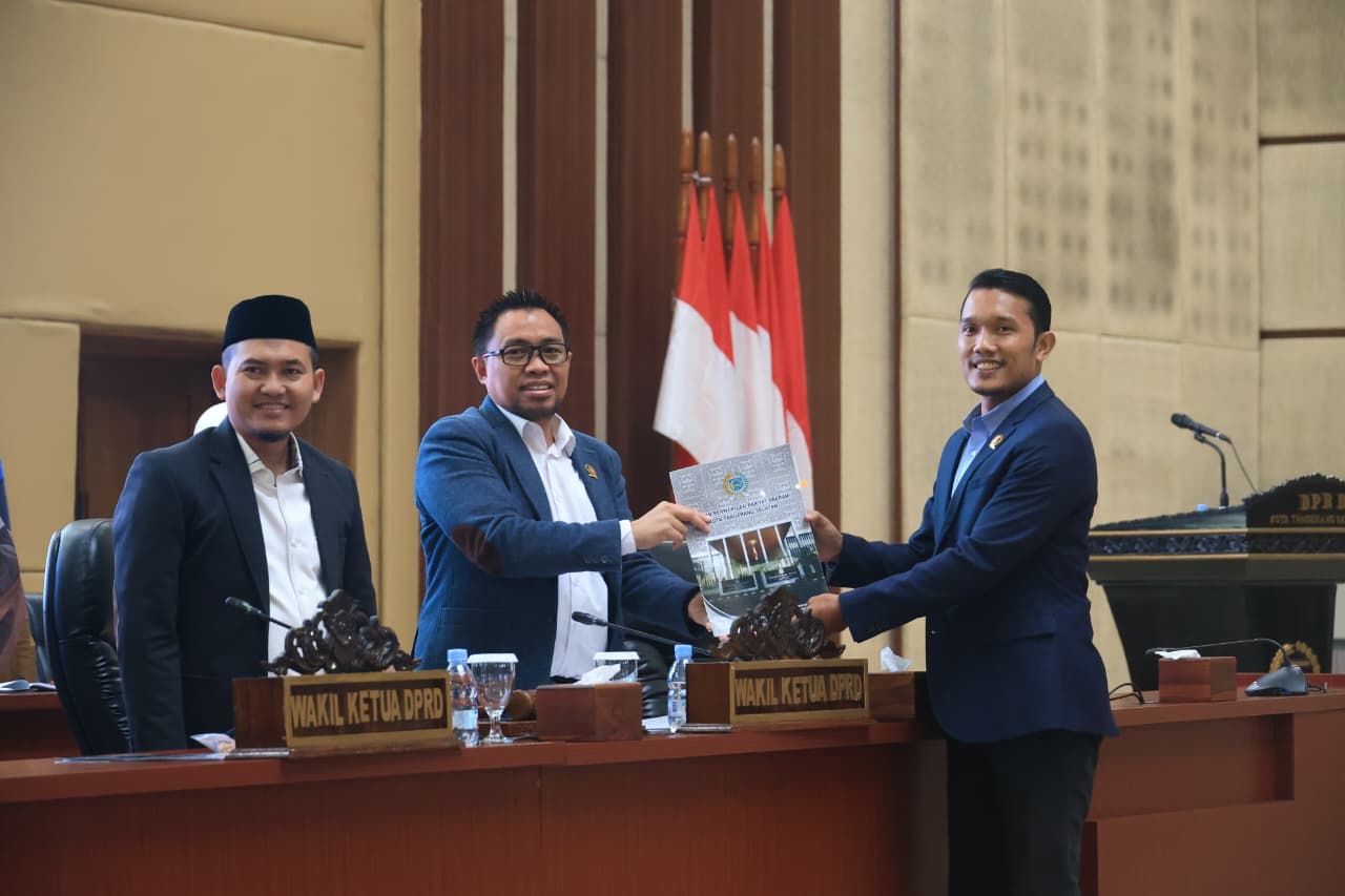 Perkuat Fungsi & Kelembagaan, DPRD Tangsel Sahkan Tatib Baru DPRD Kota Tangsel menerapkan Tatib baru untuk menunjang kinerja DPRD Kota Tangsel kedepannnya.