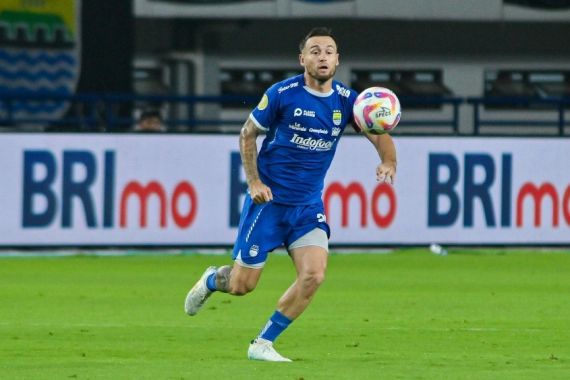 Gelandang Persib Marc Klok yang ikut berjuang membela Timas. Foto: Ist