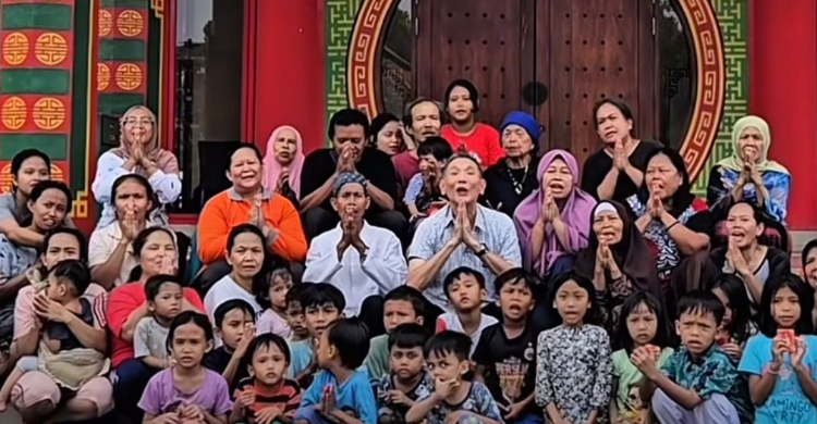 Pesan Prabowo Ke Babah Alun: Jangan Kirim Bunga, Bantu Anak-Anak Yatim Yusuf Hamka bersama anak yatim di Masjid di kawasan Cilandak. Foto : Ist