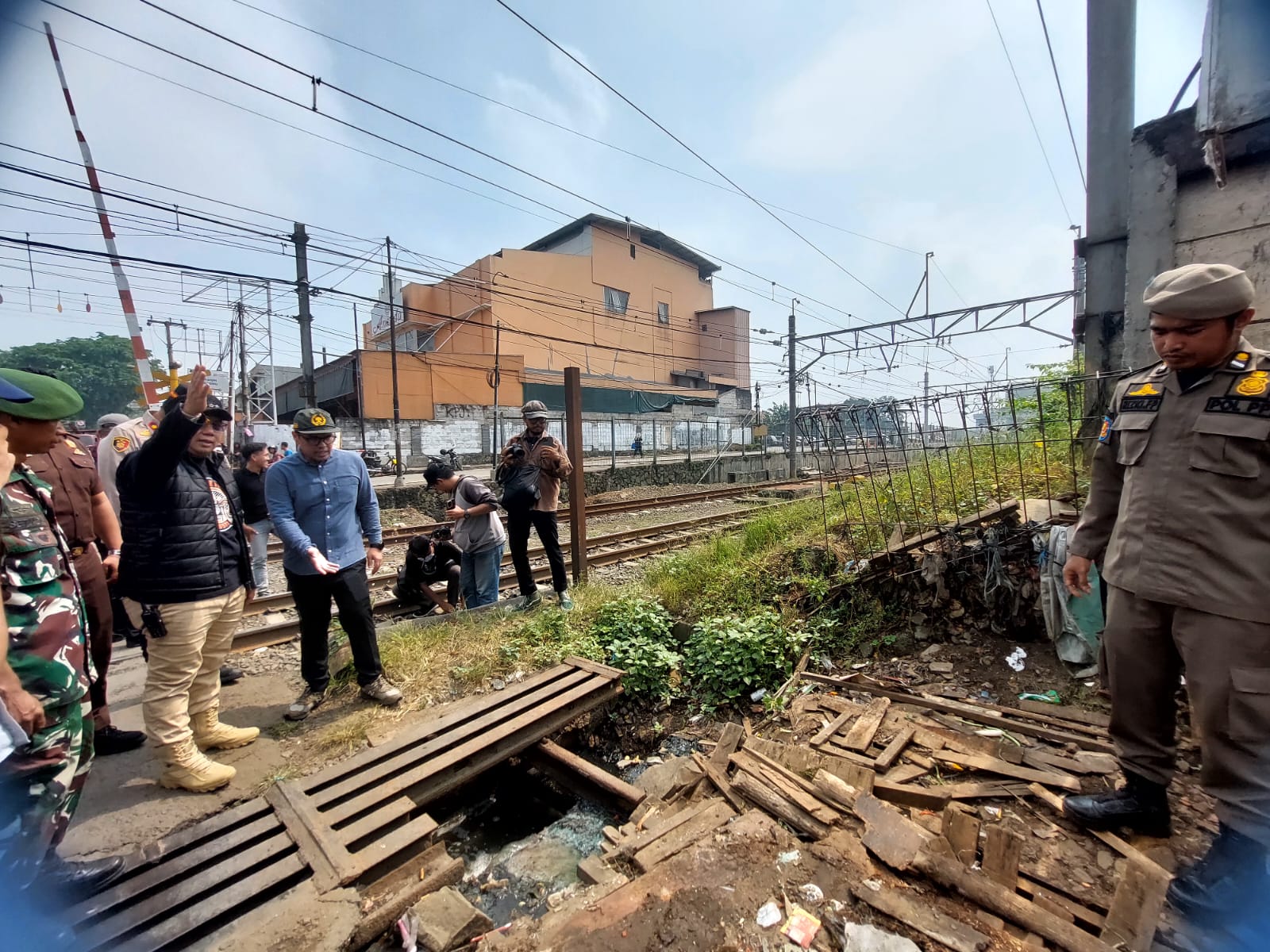 PKL di Pasar Serpong Disapu Bersih, Pilar Wanti-wanti ke Pedagang Segera Pindah ke Dalam Kios Wakil Wali Kota Tangsel Pilar Saga Ichsan memimpin penertiban PKL serta lapak di Pasar Serpong. Foto : Ist