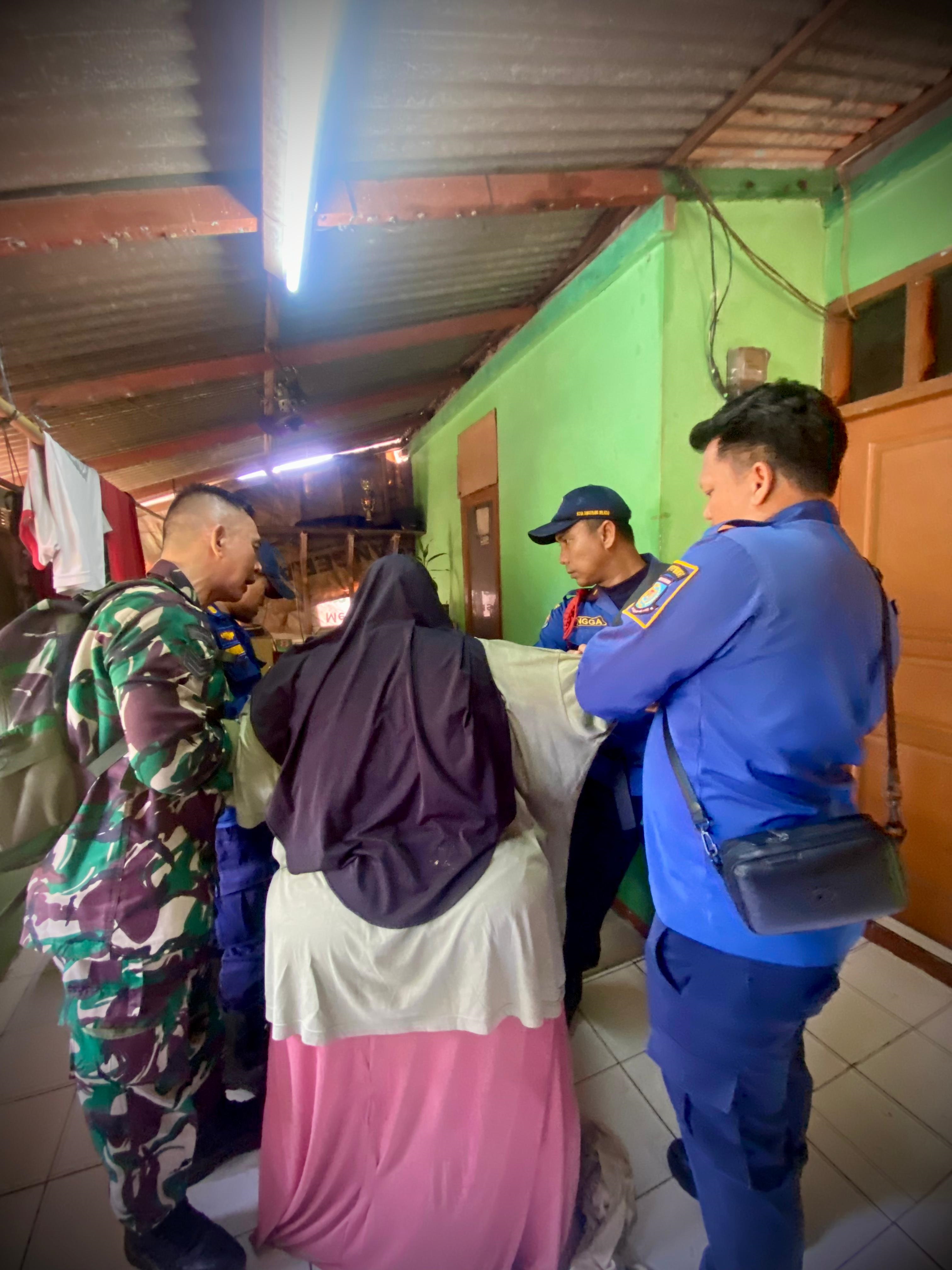 Polisi & Petugas Damkar Sukses Redam Emosi Wanita Ngamuk Bawa Sajam Petugas Damkar Tangsel saat berupaya mengamankan dan menenangkan seorang wanita yang diduga emosional, Rabu (22/10).