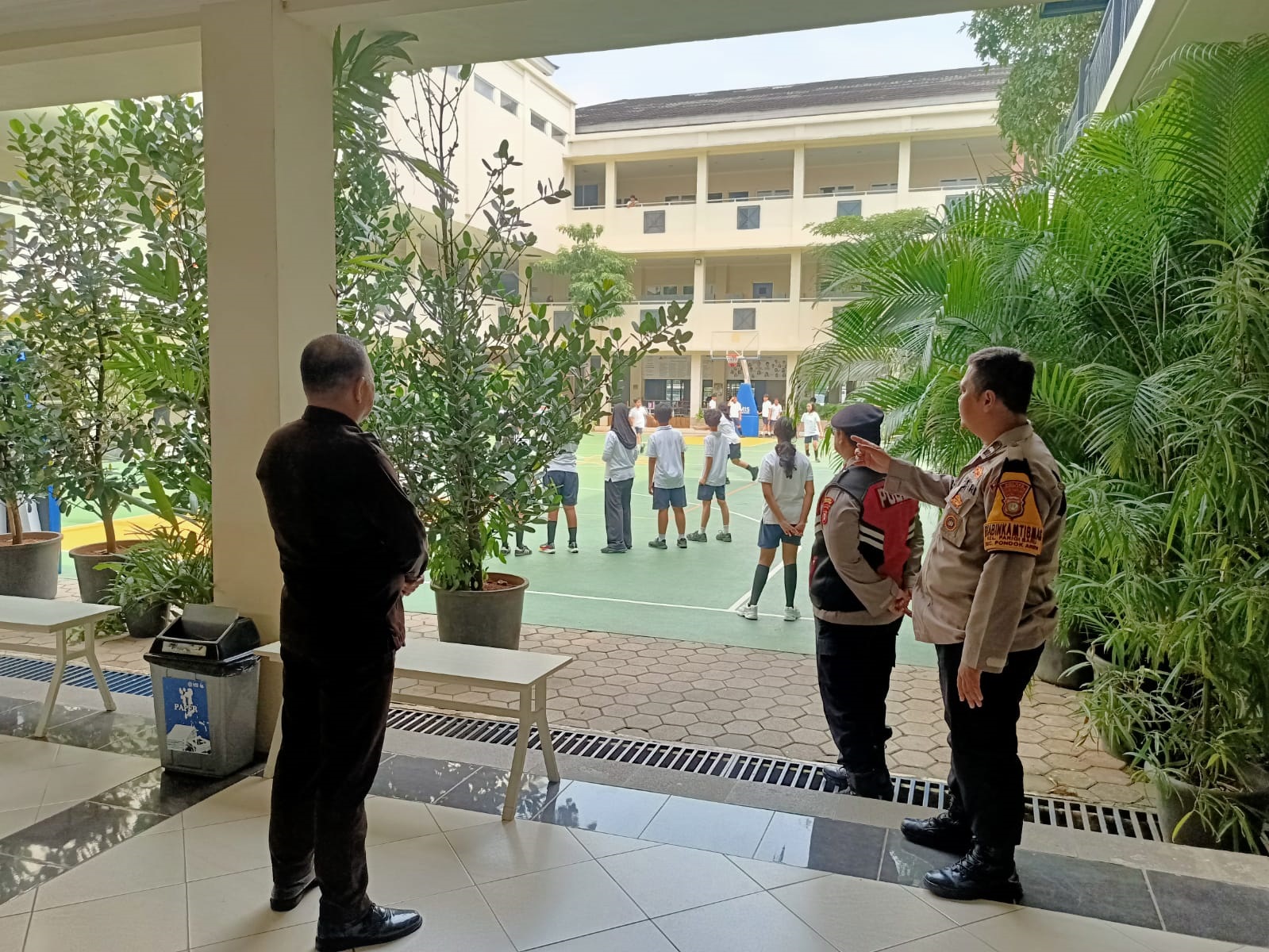 Polsek Pondok Aren Patroli Ke Mentari Intercultural School Dalam rangka menciptakan rasa aman dan kondusif di lingkungan pendidikan, jajaran Polsek Pondok Aren melaksanakan kegiatan patroli, sambang, dan pengamanan ke Mentari Intercultural School (MIS) yang berlokasi di Kelurahan Parigi Baru, Kecamatan Pondok Aren, Senin (13/10).