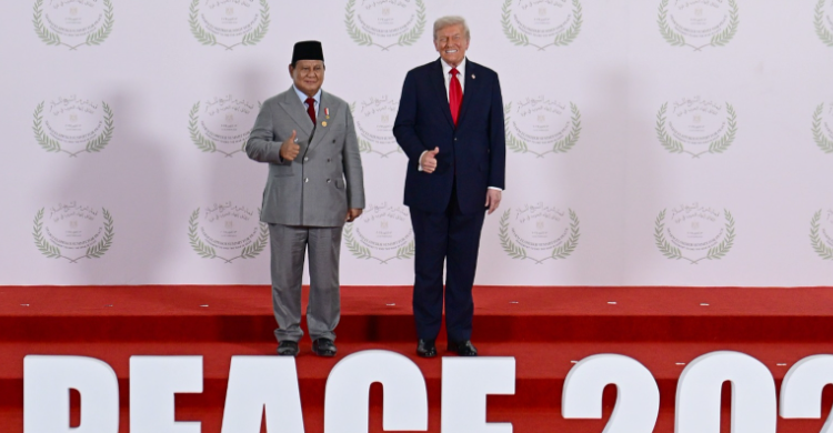 Prabowo Dan Trump Kompak Berpose Jempol Di KTT Perdamaian Gaza Presiden Prabowo sesi saat foto dengan Presiden AS Donald Trump. Foto : Ist