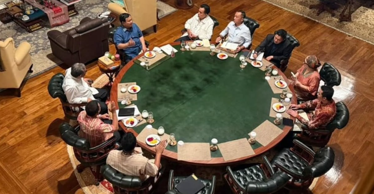 Prabowo Mengisi Malam Minggu Dengan Rapat Presiden Prabowo (baju biru) mengisi malam minggu rapat bersama beberapa Menteri di rumah Hambalang, Bogor. Foto : Ist