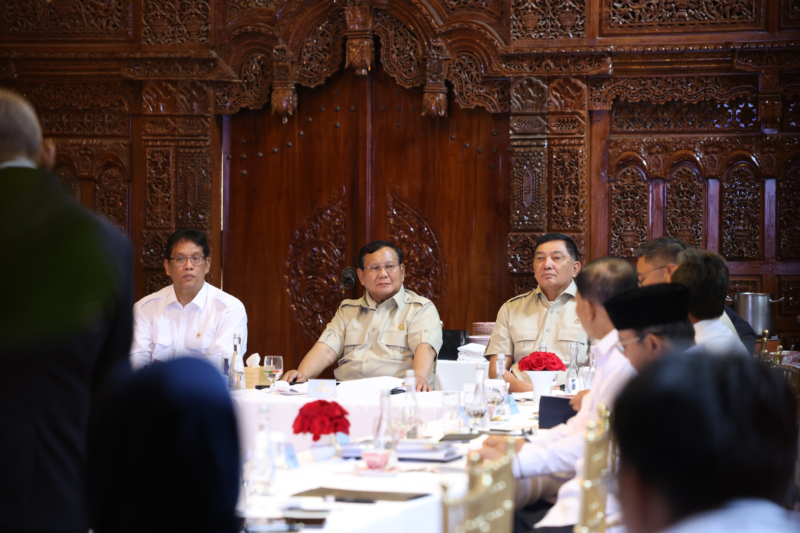 Prabowo Minta Kemendiktisaintek Siapkan 2.000 Profesional Muda untuk Bekerja di BUMN dan Swasta Presiden Prabowo saat memimpin rapat Kab8net Merah Putih di kediamannya Jalan Kertanegara