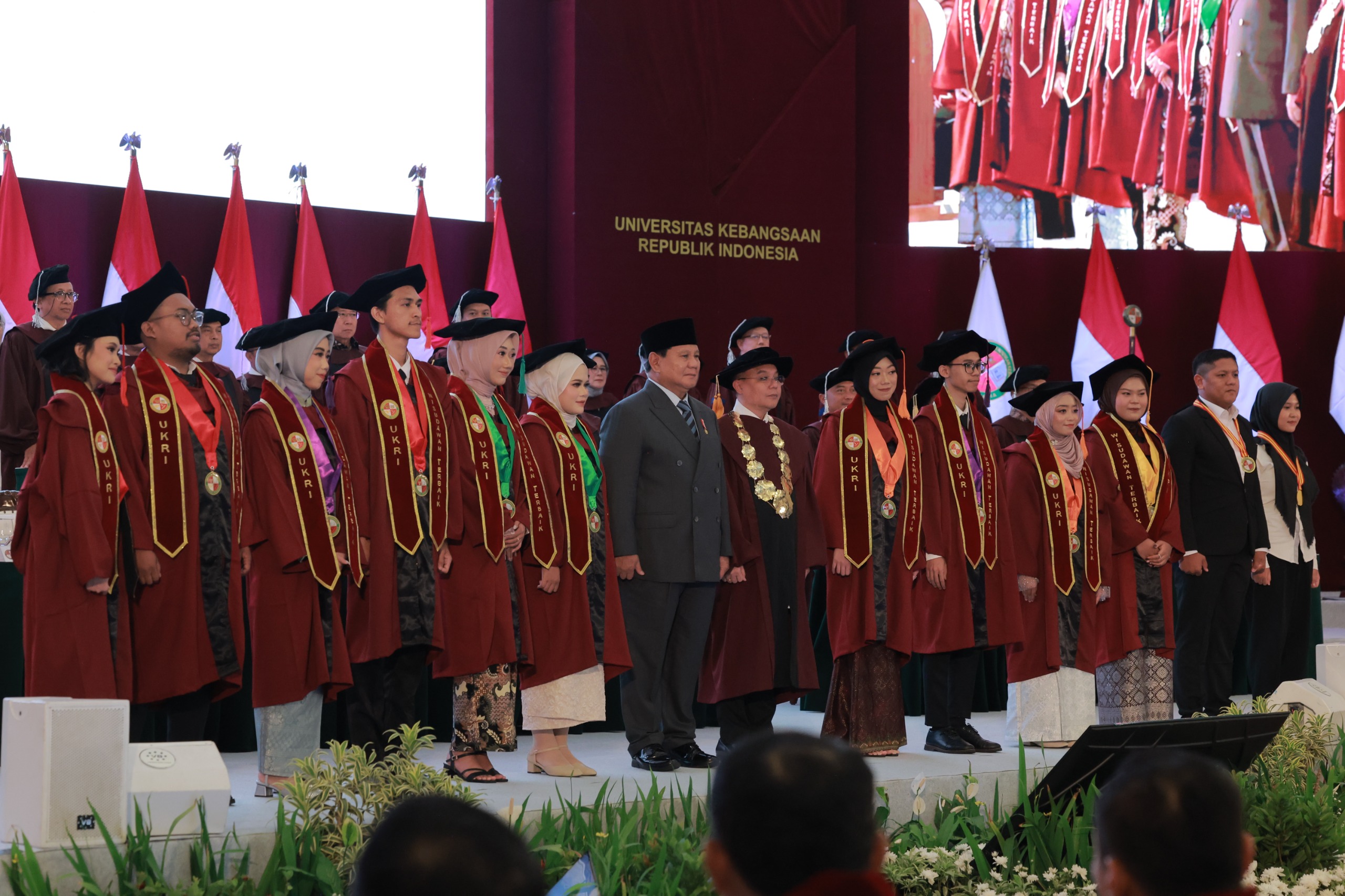 Prabowo: Tidak Ada Rasa Kasihan untuk Pejabat Nakal, yang Kasihan Rakyat Indonesia Presiden Prabowo saat hadir diacara Sidang Senat Pengukuhan Mahasiswa Baru dan Wisuda Universitas Kebangsaan Republik Indonesia (UKRI) di Trans Convention Centre, Bandung. Foto : Tim Media Presiden