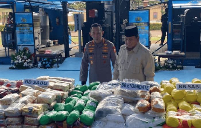 Prabowo Turun Langsung Musnahkan 2,1 Ton Narkoba, Pengamat: Kepemimpinan Berani, Bandar Ketar-Ketir Presiden Prabowo bersama Kapolri Jenderal Listyo Sigit Prabowo melihat narkoba sebanyak 214 ton senilai Rp 30T. Foto : Ist