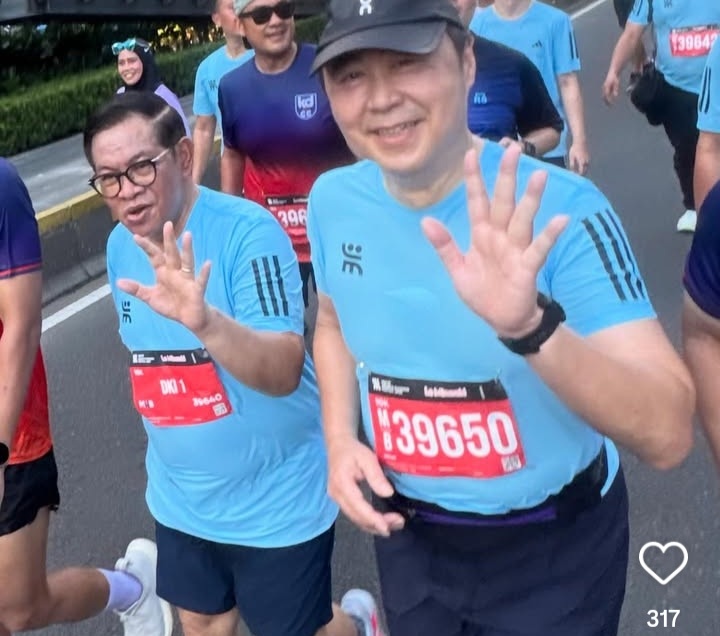 Pramono Ikut JRF 10K, Tuntaskan Lari dengan Waktu 1 Jam 32 Menit Gubernur Pramono Anung saat ikut di JRF 10K. Foto : IG