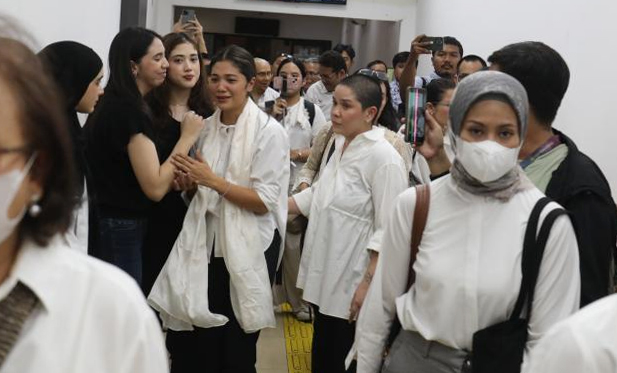 Praperadilan Nadiem Ditolak, Status Tersangka Sah Franka Franklin (selendang putih) Istri Nadiem Makarim saat hadir di sidang Praperadilan. Foto : Ist