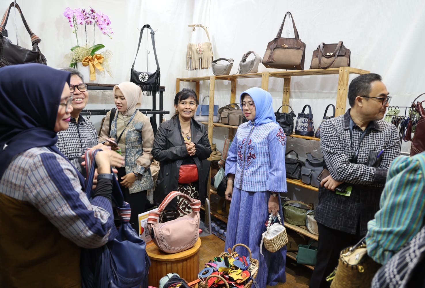 BIRO AKetua Dewan Kerajinan Nasional Daerah Provinsi Banten Tinawati Andra Soni usai menghadiri pembukaan The Jakarta International Handicraft Trade Fair (Inacraft) Oktober 2025 di JCC, Jakarta, Kamis (2/10). Foto : Ist