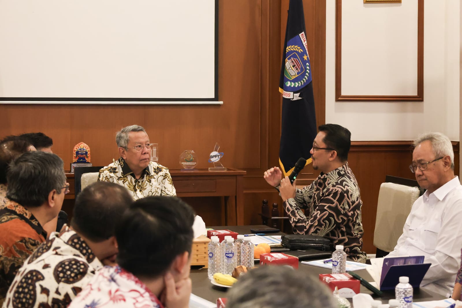 Pertemuan antara Wali Kota Tangsel, Benyamin Davnie bersama seluruh jajaran dan Konsorsium pemenang lelang membahas kelanjutan proyek PSEL di Rumah Dinas Wali Kota, Serpong, Kamis (2/10). Foto : Ist