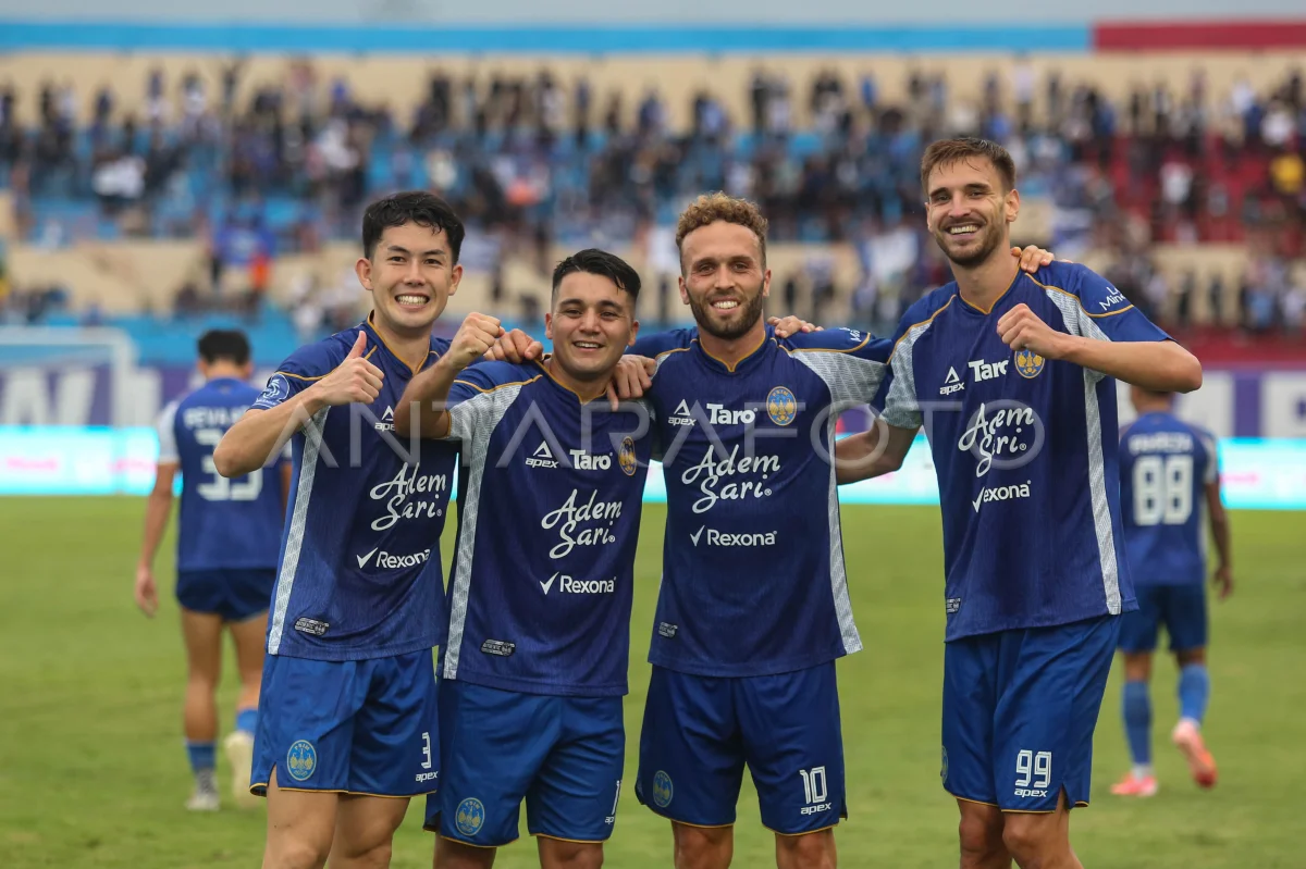 PSIM Tumbangkan Dewa United 2-0, Akhirnya Menang di Kandang Sendiri Selebrasi skuad PSIM usai kalahkan Dewa United FC 2-0. Foto : Ist