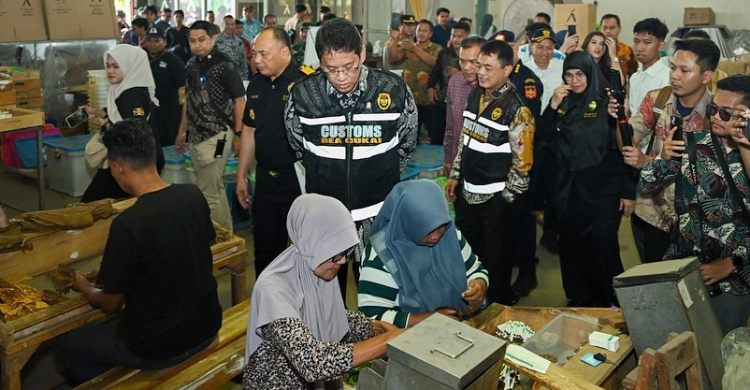 Menkeu Purbaya saat berkunjung ke pabrik tembakau di Kudus, Jawa Tengah. Foto : Ist