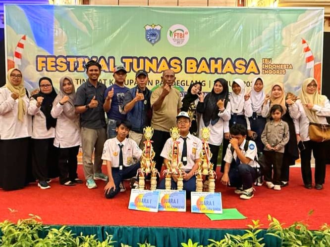 Raih 3 Medali Emas, SMPN 2 Kaduhejo Juara Umum Ajang FTBI Tingkat Pandeglang SMPN 2 Kaduhejo keluar sebagai juara umum dalam ajang Festival Tunas Bahasa Ibu, Indonesia, Inggris (FTBI3) Tingkat SMP se-Kabupaten Pandeglang, Rabu (15/10/2025).(Istimewa)