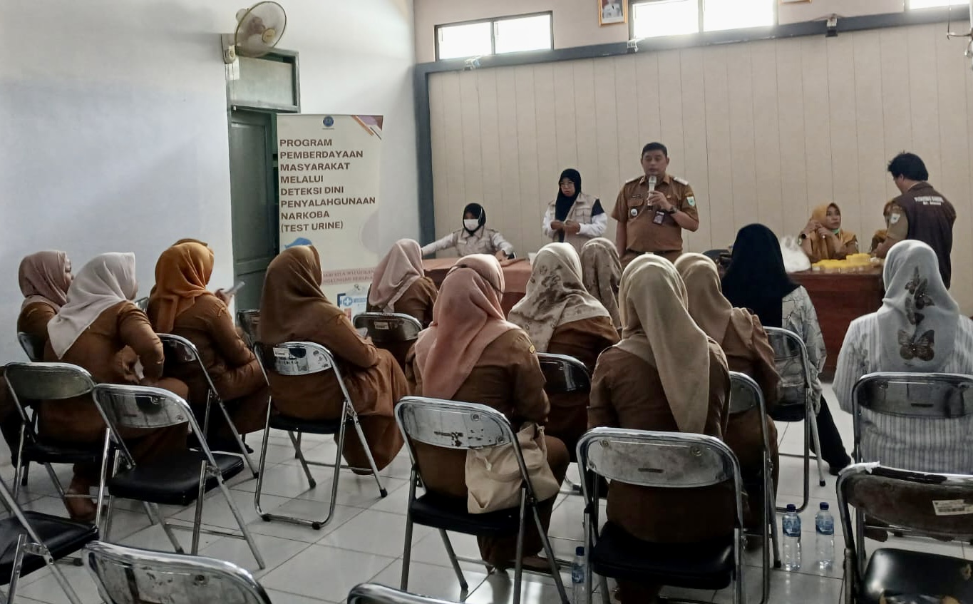 Ratusan orang terdiri dari Kades, perangkat desa dan BPD sedang mengikuti tes urine yang diadakan oleh BNN Provinsi Banten, di Kantor Kecamatan Koroncong, Kabupaten Pandeglang, Senin (6/10).