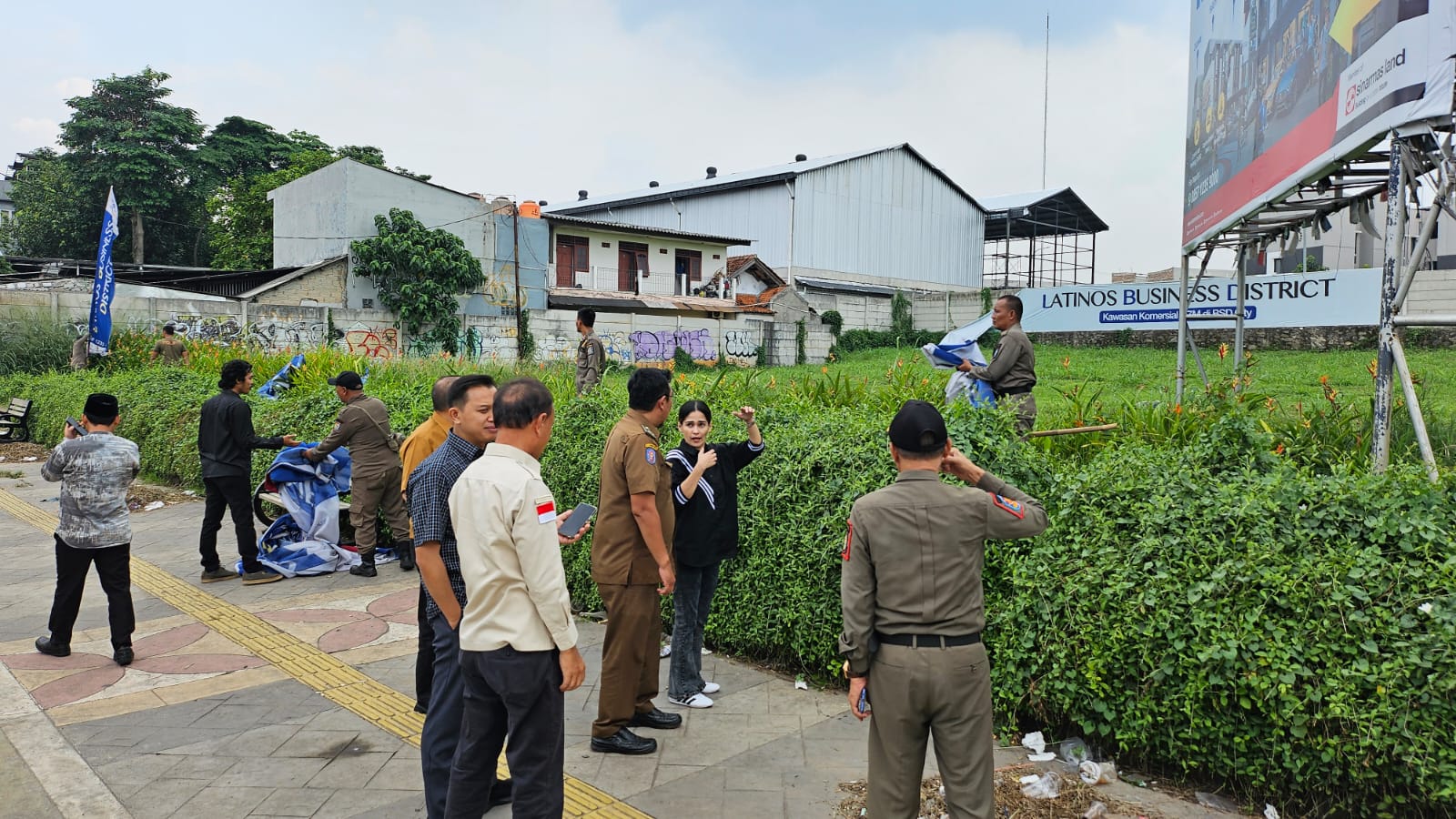 Reklame Liar Marak, DPRD Minta Bongkar Komisi I DPRD Kota Tangsel sambangi penertiban reklame liar di kawasan Serpong, Senin (13/10).