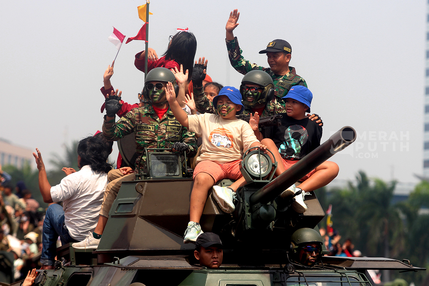 Gembiranya anak-anak saat naik Tank pada acara HUT TNI ke 80 di Monas. Foto : Ist