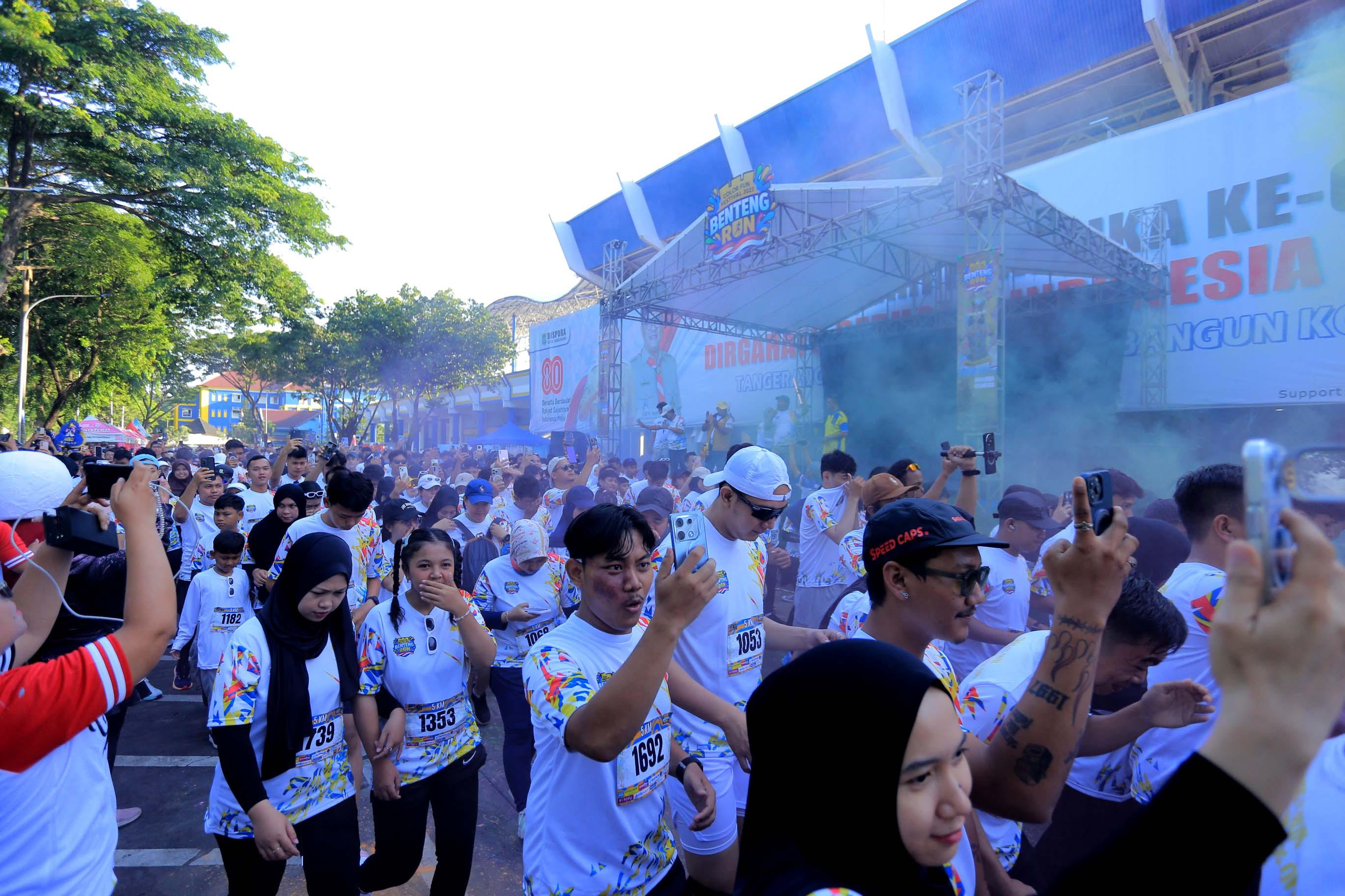 Ribuan anak muda Kota Tangerang tumpah ruah dalam ajang Color Run bertajuk ‘Benteng Run 2025’ di kawasan Stadion Benteng Reborn, Minggu (26/10).