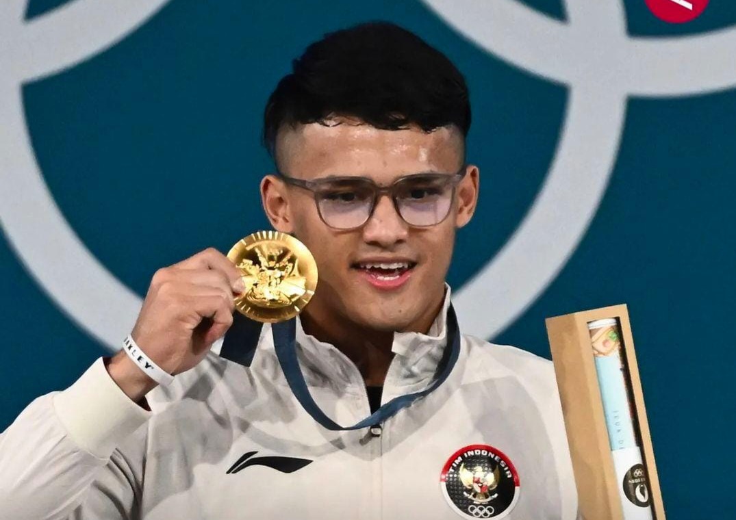 Rizki Juniansyah sukses meraih dua medali emas dan satu perunggu pada Kejuaraan Dunia Angkat Besi IWF 2025 di Forde, Norwegia. Foto : Ist