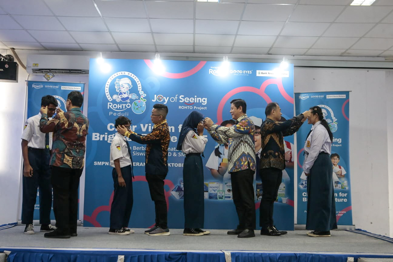 PT Rohto Laboratories Indonesia telah kembali mengadakan program pemeriksaan mata dan pembagian kacamata secara gratis. (tangselpos.id/irm)