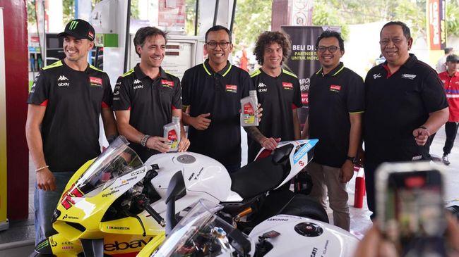 Legenda MotoGP Valentino Rossi (no 3 dari kanan) bersama pembalap Indonesia. Foto : Ist
