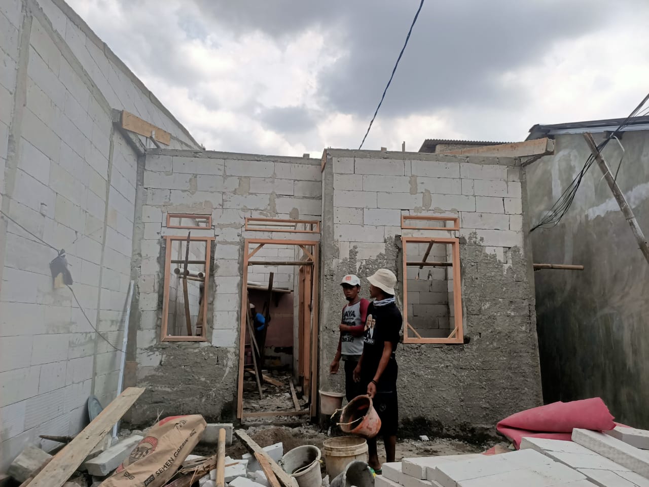 Rusak Parah, Delapan Rumah Korban Ledakan di Pamulang Mulai Diperbaiki Perbaikan rumah korban ledakan di Gang Senggol, Jalan Talas II, Pamulang. Foto : Ist