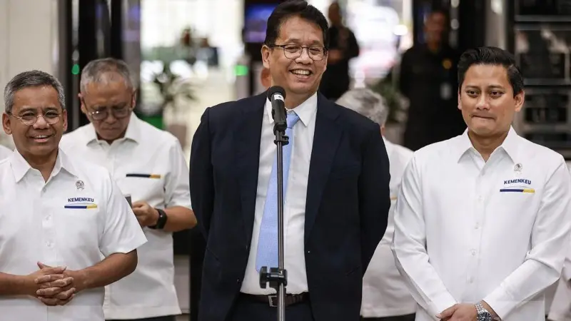 Menteri Keuangan Purbaya Yudhi Sadewa (tengah) didampingi Wakil Menteri Keuangan Suahasil Nazara (kiri) dan Thomas A. M. Djiwandono (kanan) saat menyampaikan keterangan pers. Foto : Ist
