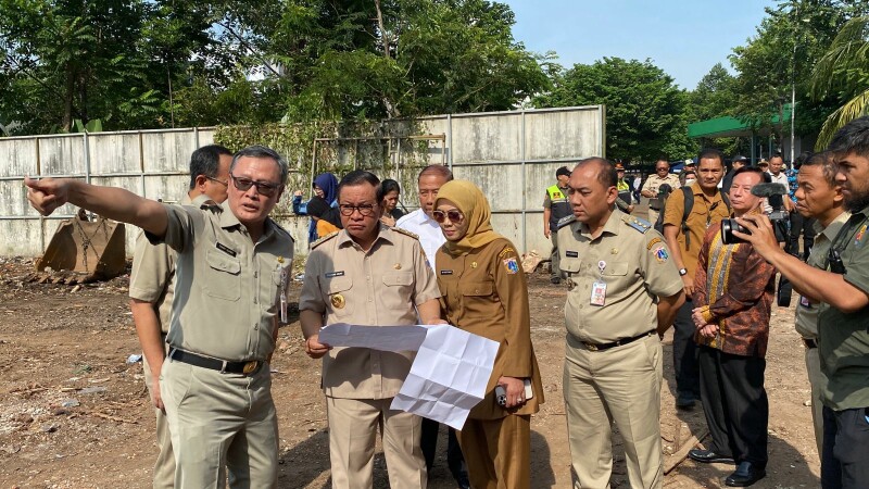 Segera Di Bangun Rumah Sakit Tipe A Di Lahan Eks Sumber Waras Gubernur DKI Jakarta Pramono Anung (no 2 dari kiri) saat meninjau lahanbex RS Sumber Waras. Foto : Ist