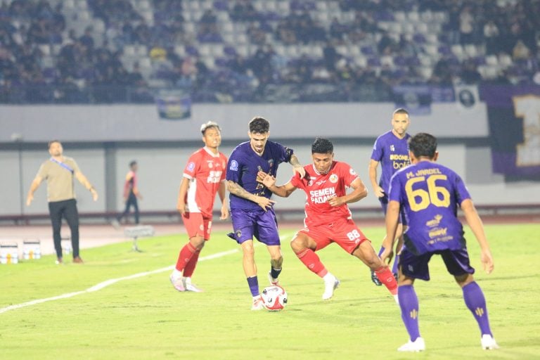 Laga Semen Padang (merah) vs Persita. Foto : Ist
