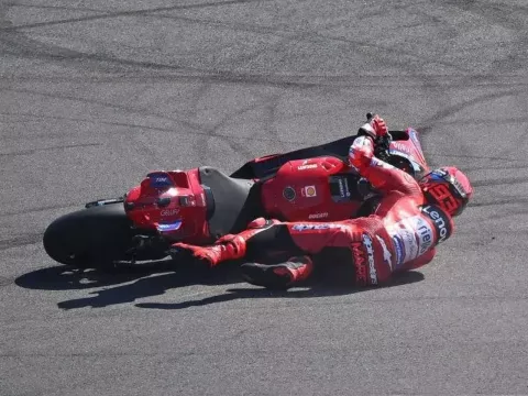 Marquez terjatuh pada latihan saat latihan. Foto : Ist