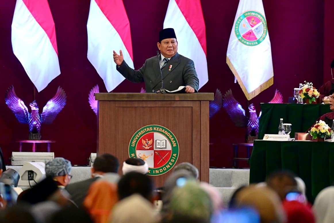 Setahun Pemerintahan, Prabowo: Kita Berada di Jalan yang Benar Presiden Prabowo pada acara Wisuda 521 Mahasiswa UKRI di Bandung. Foto : Ist