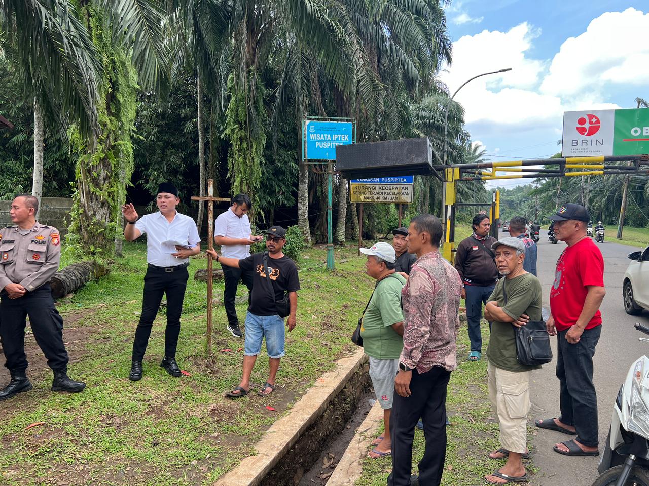 Anggota DPRD Kota Tangsel Julham Firdaus melakukan sidak ke jalan yang ditutup oleh BRIN, Rabu (1/10). Foto : Ist