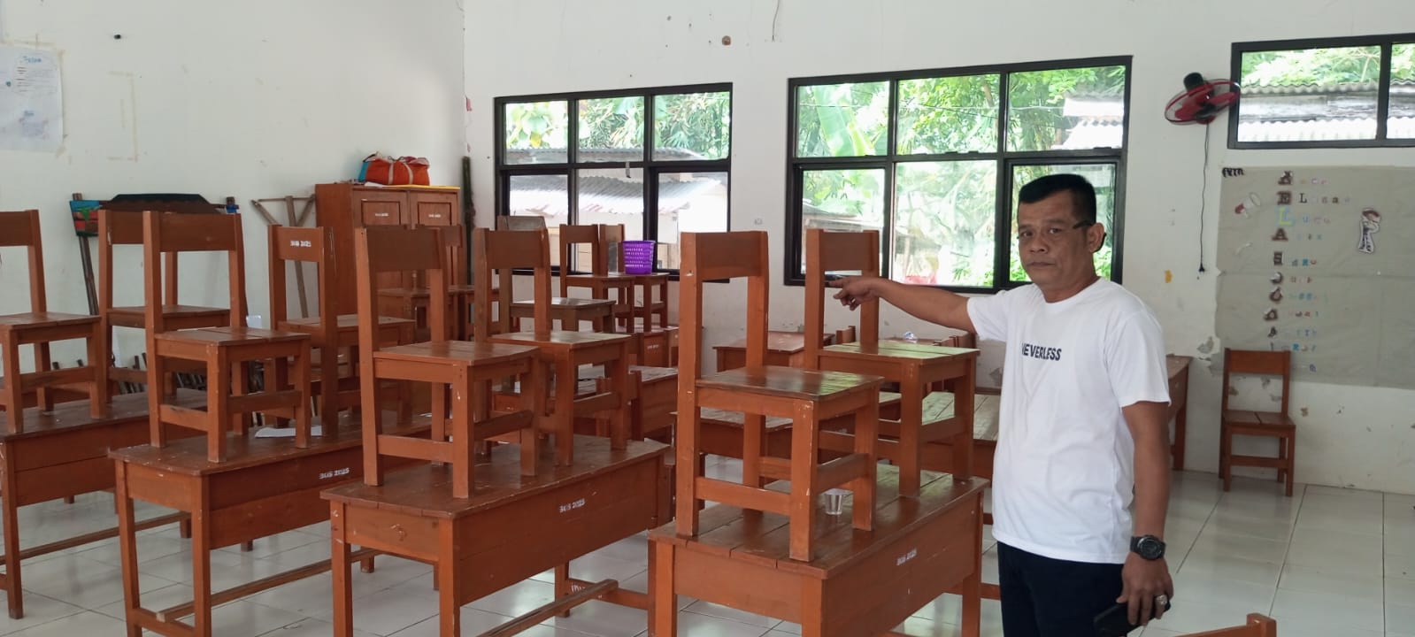 Siswa SMAN 1 Cimarga Mogok Sekolah Kondisi ruang kelas sepi tidak ada siswa SMAN 1 Cimarga, karena mereka melakukan mogok sekolah, Senin (13/10).