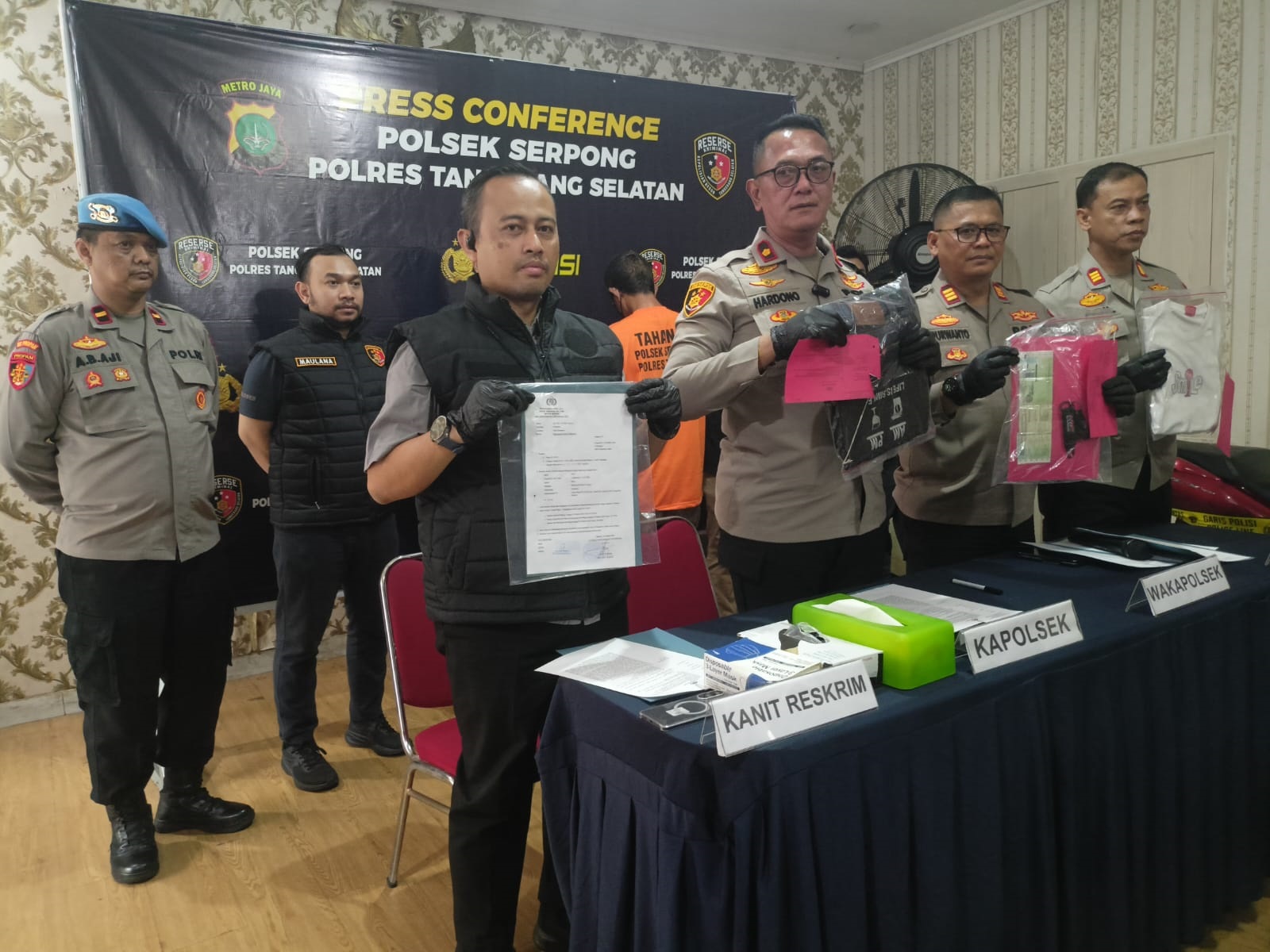 Suami Aniaya Istri Di Serpong Terancam Penjara 5 Tahun Polsek Serpong gelar jumpa Pers terkait pengungkapan kasus kekerasan dalam rumah tangga yang dialami warga Serpong.