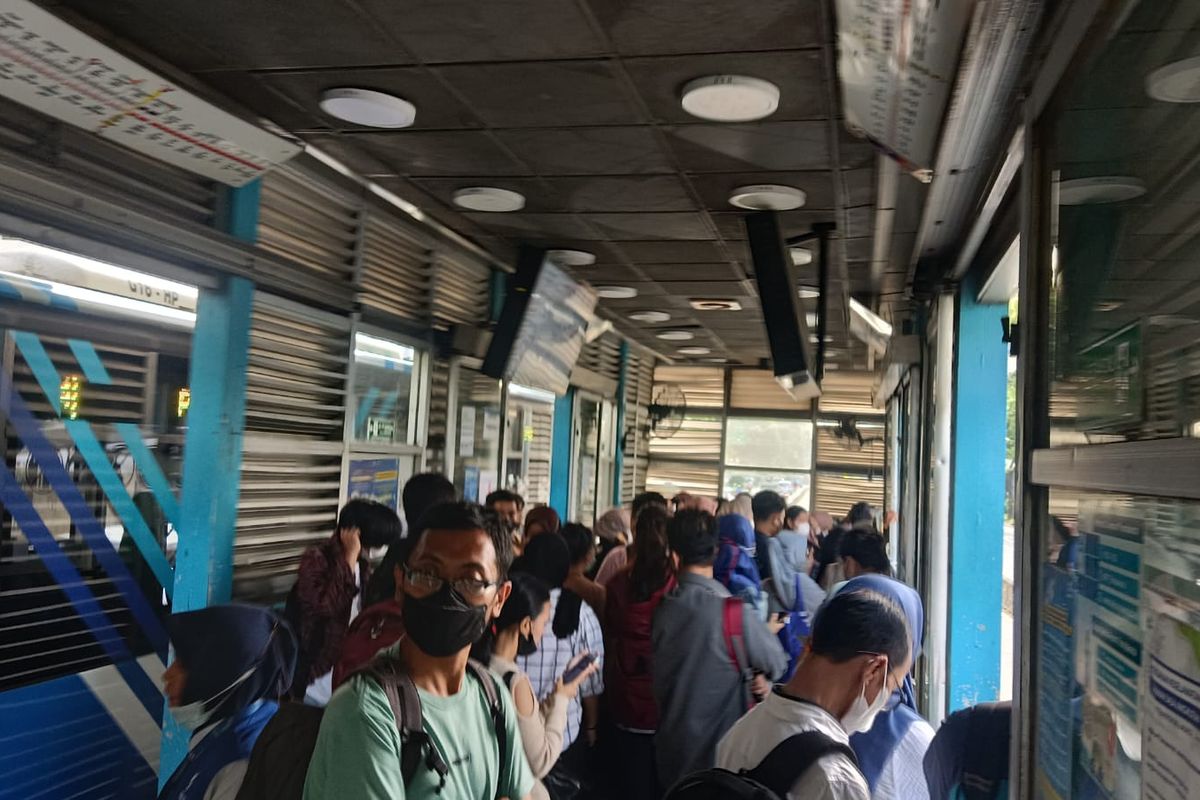 Antrian calon penumpang TransJakarta. Foto : Ist