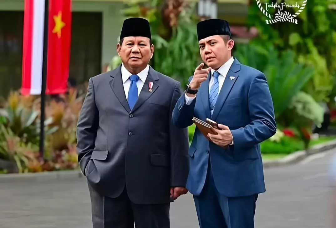 Teddy Indra Wijaya, Pilar Komunikasi Publik Pemerintahan Prabowo Seskab Teddy Indra Wijaya (kanan) bersama Presiden Prabowo. Foto : Ist