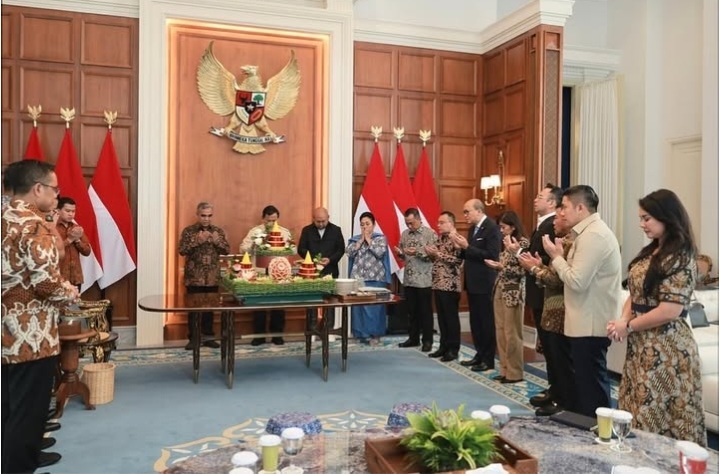 Ultah Prabowo ke-74 Digelar Sederhana Acara syukuran Ultah Presiden Prabowo digelar sederhana di Istana Negara. Foto : IG