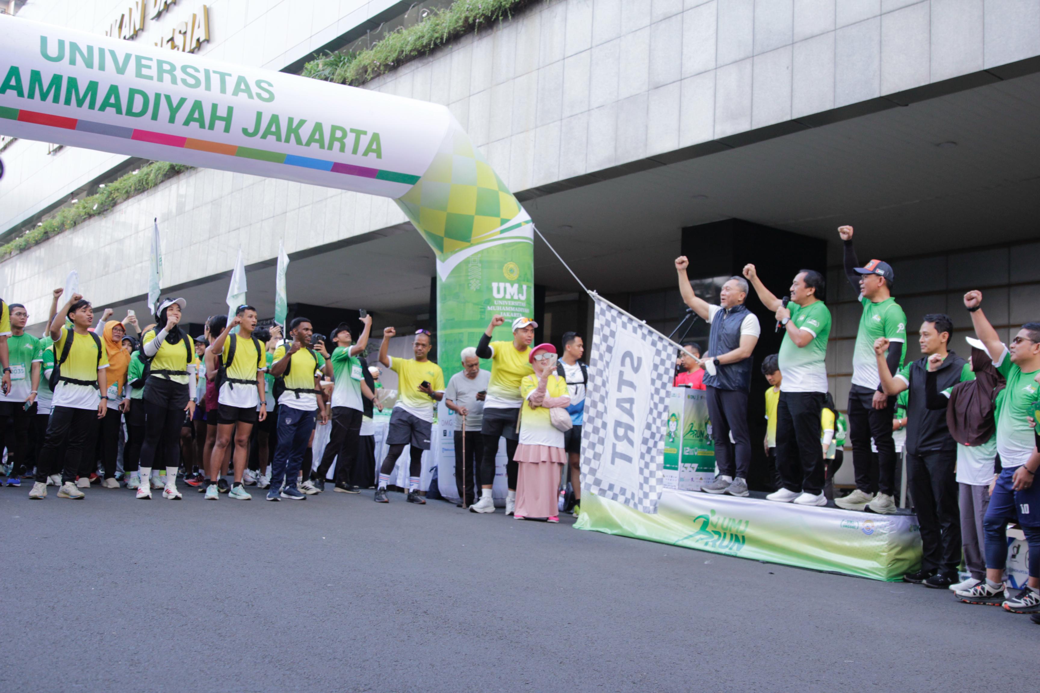 Menko Pangan RI Zulkifli Hasan didampingi Rektor UMJ Prof. Ma’mun Murod membuka secara resmi UMJ Run 2025 di CFD Sudirman, Jakarta, Minggu (12/10/2025). (Ist)