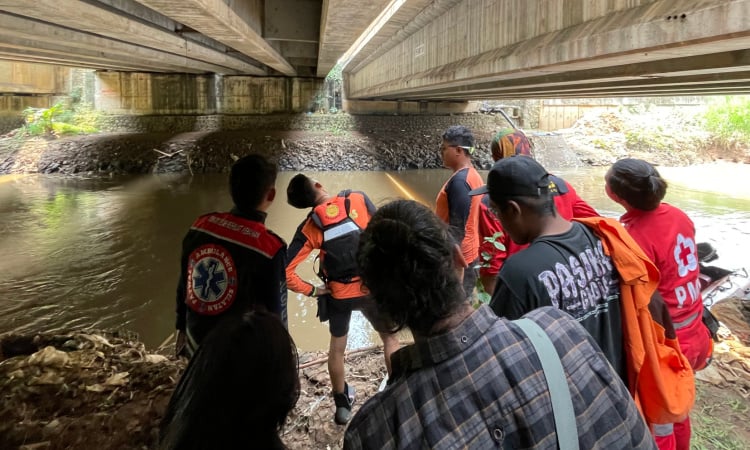 Usai Cekcok dengan Kekasih, Pria Diduga Tenggelam di Kali Angke Cipondoh Tim gabungan sedang mencari beredaan Adi yabg diduga tenggelam di Kali Angke. Foto : Ist