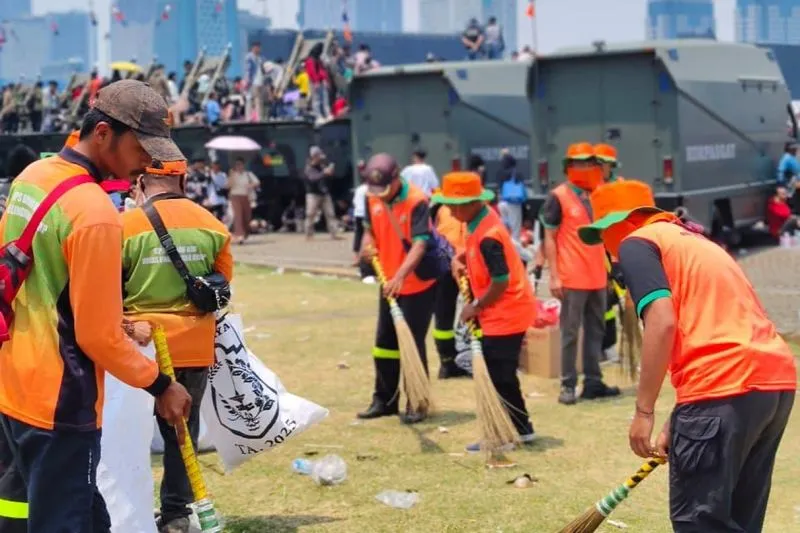 Petugas DLH DKI Jakarta sedang membersihkan sampah acara HUT TNI di Monas. Foto : Ist